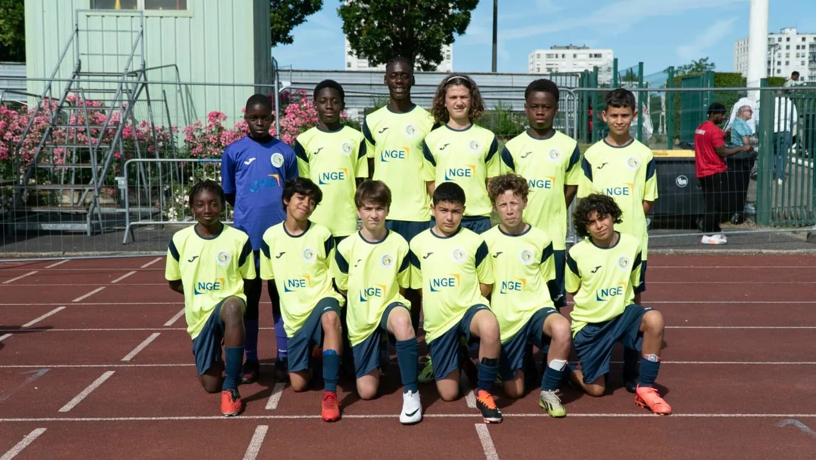 Photo d’équipe de jeunes joueurs sur la piste du stade