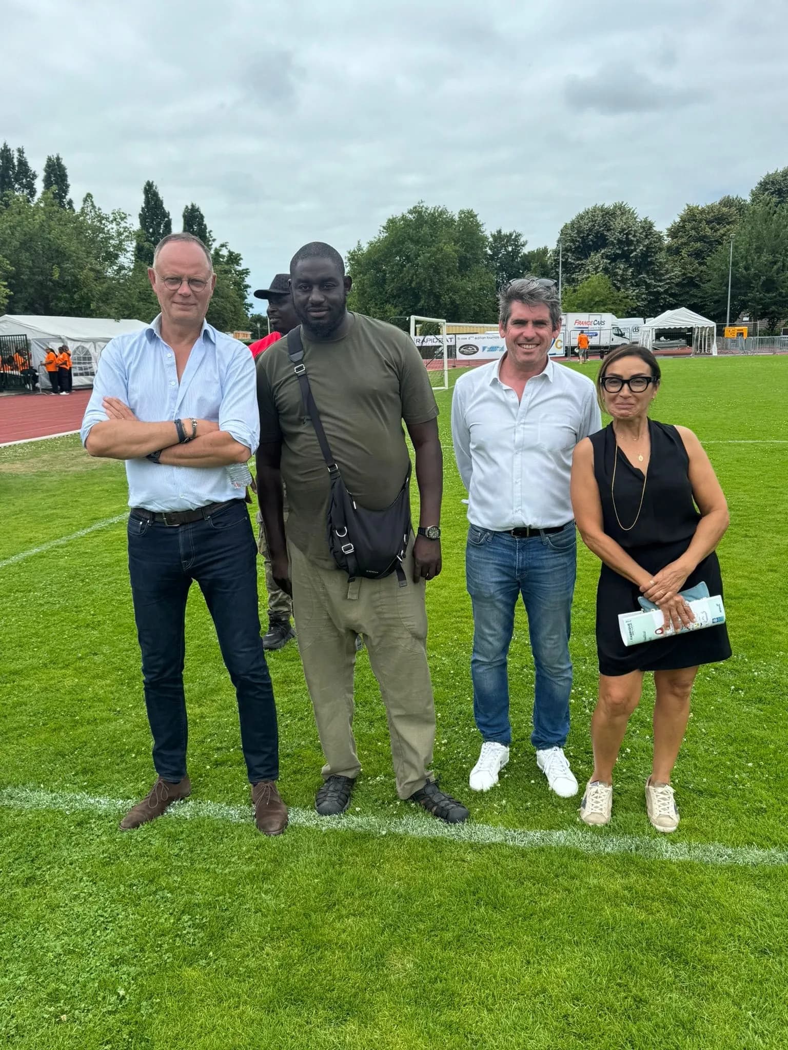 Représentants de l’association et des partenaires sur la pelouse du stade Ladoumègue