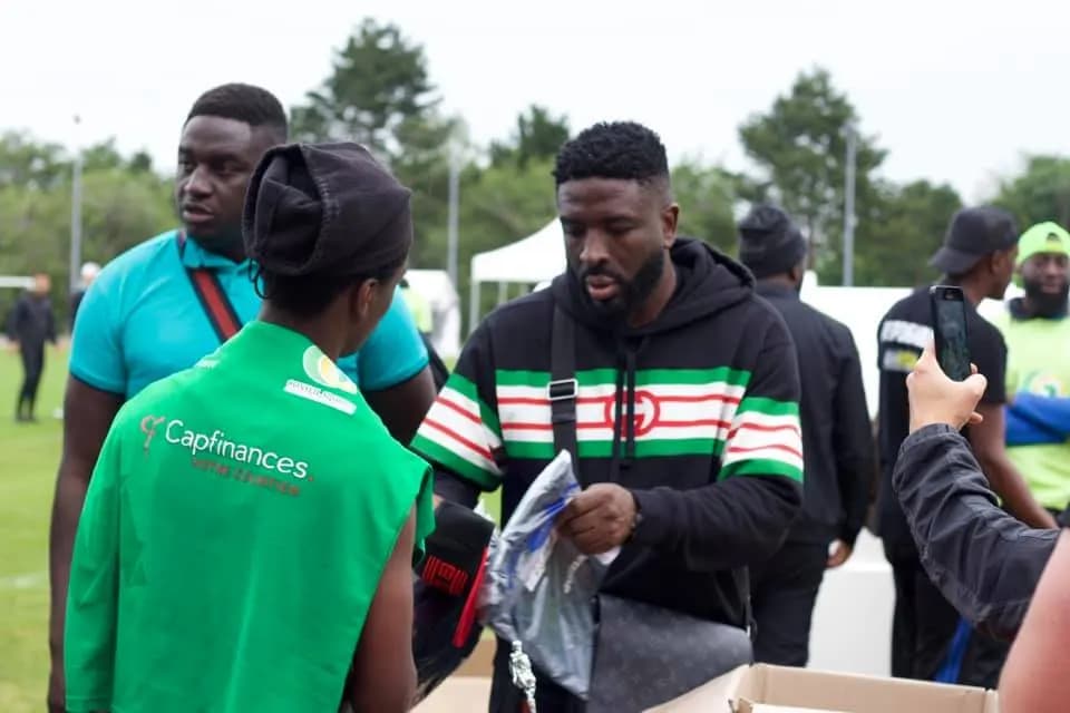 Remise de fournitures scolaires au bord du terrain, pendant le tournoi