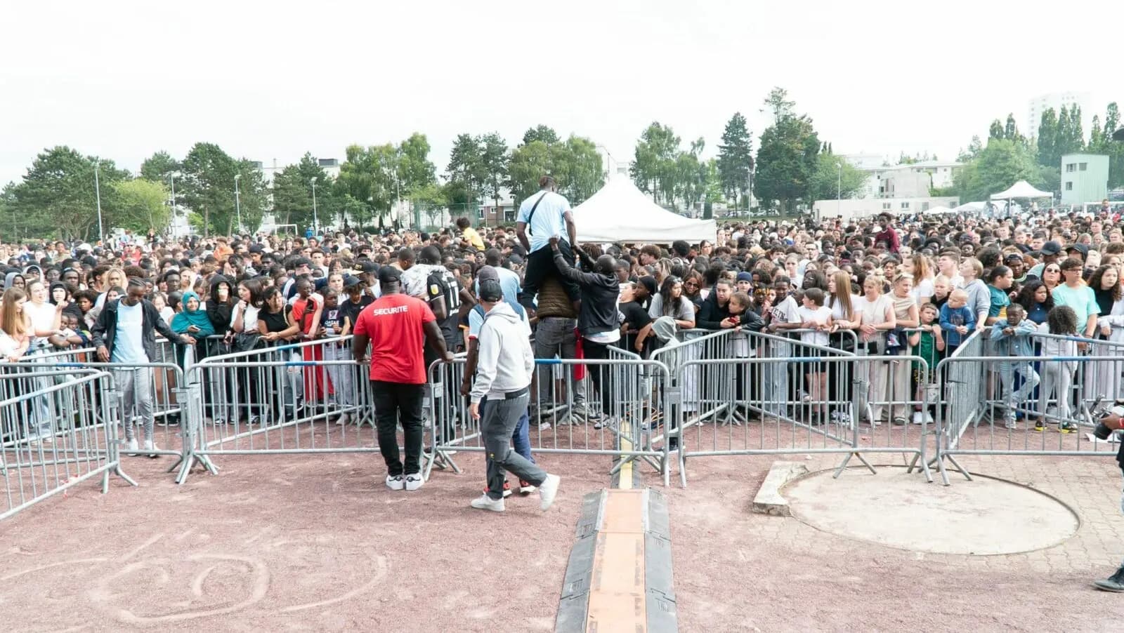 Public massé derrière les barrières lors du Tournoi des Challengers