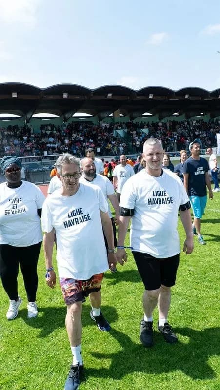 Joueurs en maillot « Ligue Havraise » entrant sur la pelouse pour le match inclusif du tournoi 2025