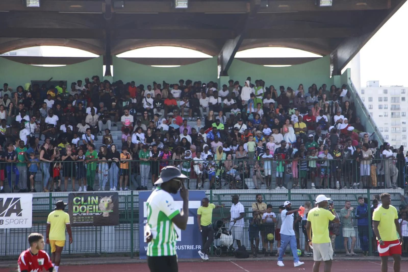Tribune comble et public massé le long de la main courante pendant le tournoi, au stade Ladoumègue
