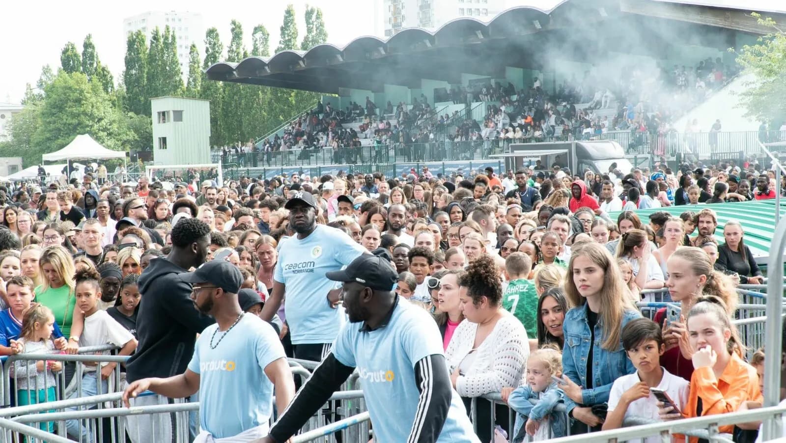 Jeunes joueuses et joueurs recevant leurs récompenses sur la pelouse, édition 2025